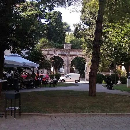 Art Διαμέρισμα Πούλα